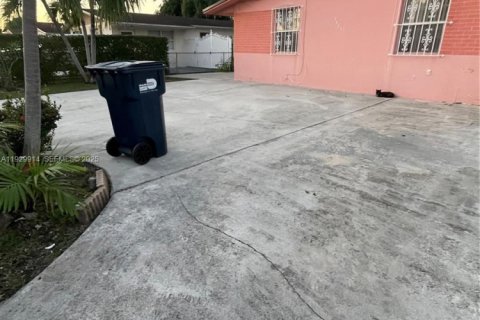 Propiedad comercial en alquiler en Miami Gardens, Florida, 1 dormitorio, 106.28 m2 № 1988855 - foto 4