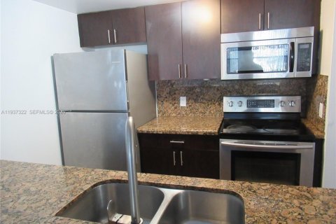 Copropriété à louer à Doral, Floride: 2 chambres, 92.16 m2 № 1995149 - photo 4