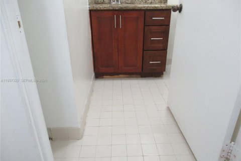 Copropriété à louer à Doral, Floride: 2 chambres, 92.16 m2 № 1995149 - photo 12