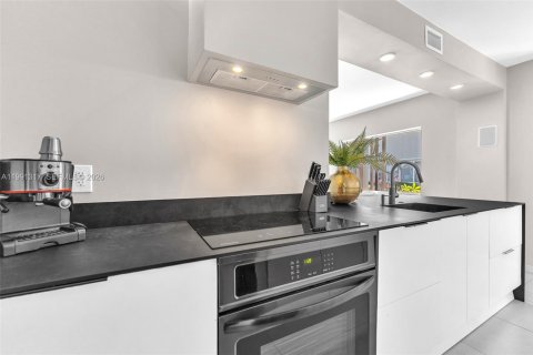 Apartment in Miami Beach, Florida 2 bedrooms, 99.87 sq.m. № 2052347 - photo 16