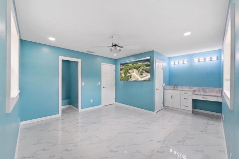 House in Ruskin, Florida 5 bedrooms, 172.89 sq.m. № 2322438 - photo 18