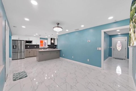 House in Ruskin, Florida 5 bedrooms, 172.89 sq.m. № 2322438 - photo 7