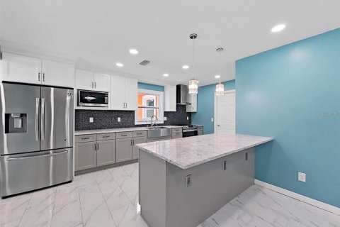 House in Ruskin, Florida 5 bedrooms, 172.89 sq.m. № 2322438 - photo 4