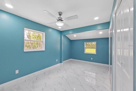 House in Ruskin, Florida 5 bedrooms, 172.89 sq.m. № 2322438 - photo 10