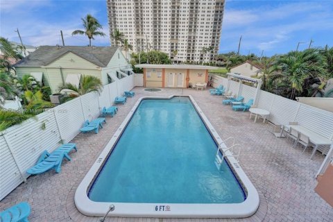 Condo in Hollywood, Florida, 1 bedroom  № 1696292 - photo 24
