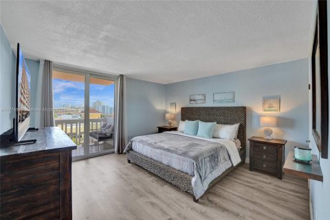 Condo in Hollywood, Florida, 1 bedroom  № 1696292 - photo 17
