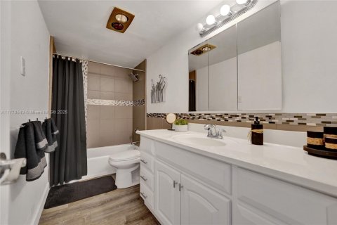 Condo in Hollywood, Florida, 1 bedroom  № 1696292 - photo 21