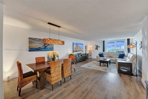 Condo in Hollywood, Florida, 1 bedroom  № 1696292 - photo 11