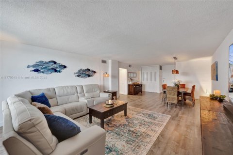 Condo in Hollywood, Florida, 1 bedroom  № 1696292 - photo 14