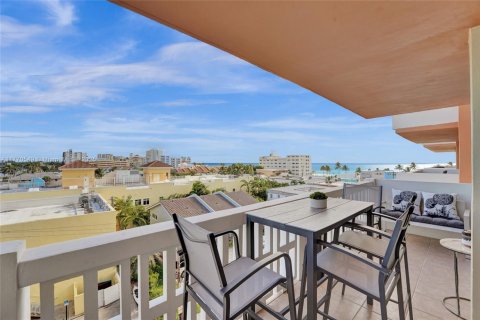 Condo in Hollywood, Florida, 1 bedroom  № 1696292 - photo 3