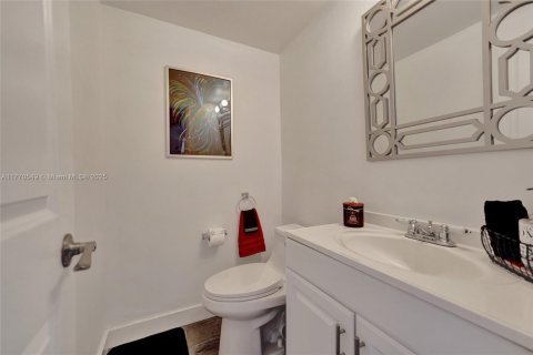 Condo in Hollywood, Florida, 1 bedroom  № 1696292 - photo 22