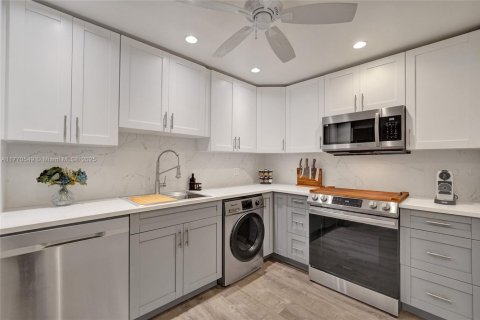 Condo in Hollywood, Florida, 1 bedroom  № 1696292 - photo 15