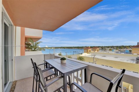 Condo in Hollywood, Florida, 1 bedroom  № 1696292 - photo 6