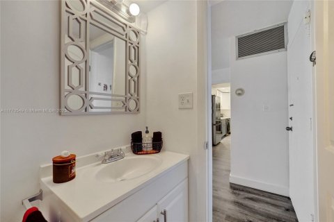 Condo in Hollywood, Florida, 1 bedroom  № 1696292 - photo 23