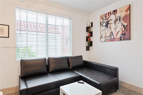 Купить коммерческую недвижимость в Майами-Бич, Флорида 75.81м2, № 2034375 - фото 3