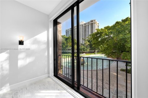 Townhouse in Miami, Florida 4 bedrooms, 340.86 sq.m. № 2022433 - photo 14