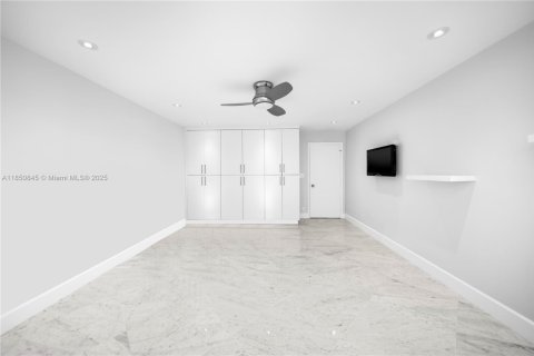 Townhouse in Miami, Florida 4 bedrooms, 340.86 sq.m. № 2022433 - photo 25