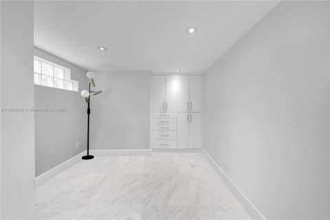 Townhouse in Miami, Florida 4 bedrooms, 340.86 sq.m. № 2022433 - photo 26