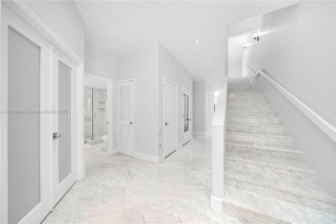 Townhouse in Miami, Florida 4 bedrooms, 340.86 sq.m. № 2022433 - photo 15