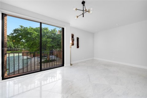 Townhouse in Miami, Florida 4 bedrooms, 340.86 sq.m. № 2022433 - photo 12