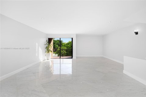 Townhouse in Miami, Florida 4 bedrooms, 340.86 sq.m. № 2022433 - photo 21