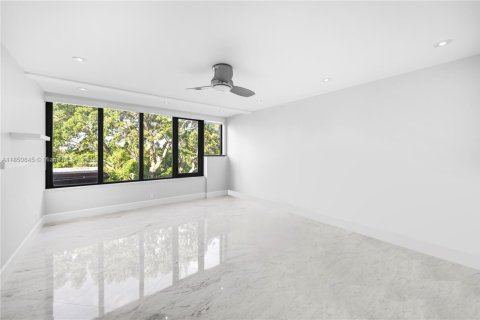 Townhouse in Miami, Florida 4 bedrooms, 340.86 sq.m. № 2022433 - photo 24