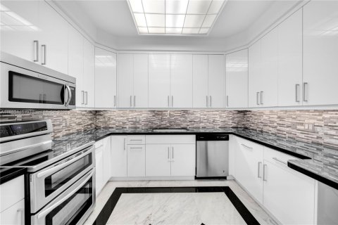 Townhouse in Miami, Florida 4 bedrooms, 340.86 sq.m. № 2022433 - photo 10