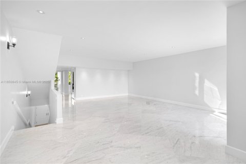 Townhouse in Miami, Florida 4 bedrooms, 340.86 sq.m. № 2022433 - photo 19