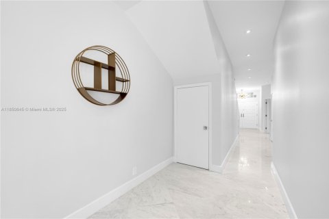 Townhouse in Miami, Florida 4 bedrooms, 340.86 sq.m. № 2022433 - photo 4