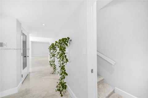 Townhouse in Miami, Florida 4 bedrooms, 340.86 sq.m. № 2022433 - photo 17