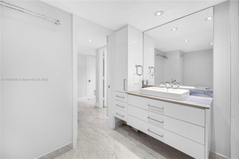 Townhouse in Miami, Florida 4 bedrooms, 340.86 sq.m. № 2022433 - photo 23