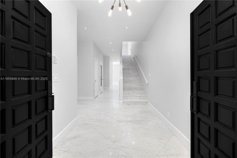 Townhouse in Miami, Florida 4 bedrooms, 340.86 sq.m. № 2022433 - photo 5