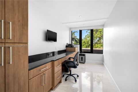 Townhouse in Miami, Florida 4 bedrooms, 340.86 sq.m. № 2022433 - photo 28