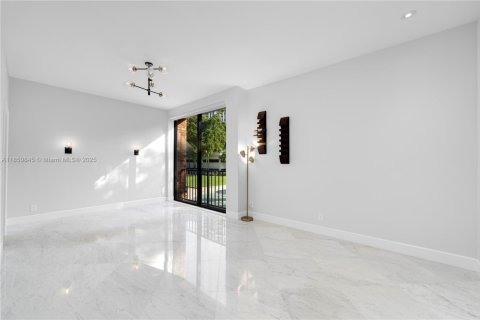 Townhouse in Miami, Florida 4 bedrooms, 340.86 sq.m. № 2022433 - photo 13