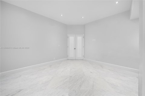 Townhouse in Miami, Florida 4 bedrooms, 340.86 sq.m. № 2022433 - photo 7