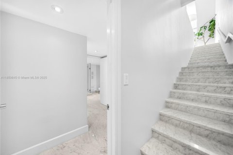 Townhouse in Miami, Florida 4 bedrooms, 340.86 sq.m. № 2022433 - photo 29