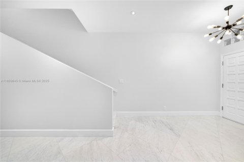 Townhouse in Miami, Florida 4 bedrooms, 340.86 sq.m. № 2022433 - photo 16