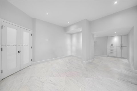 Townhouse in Miami, Florida 4 bedrooms, 340.86 sq.m. № 2022433 - photo 6