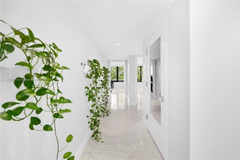 Townhouse in Miami, Florida 4 bedrooms, 340.86 sq.m. № 2022433 - photo 18