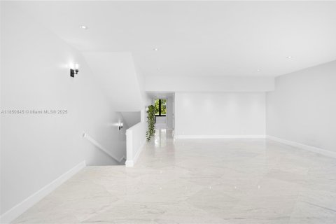 Townhouse in Miami, Florida 4 bedrooms, 340.86 sq.m. № 2022433 - photo 20