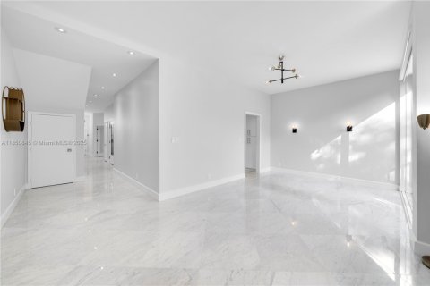 Townhouse in Miami, Florida 4 bedrooms, 340.86 sq.m. № 2022433 - photo 3