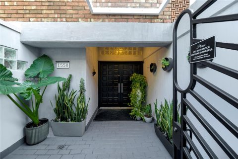 Townhouse in Miami, Florida 4 bedrooms, 340.86 sq.m. № 2022433 - photo 2