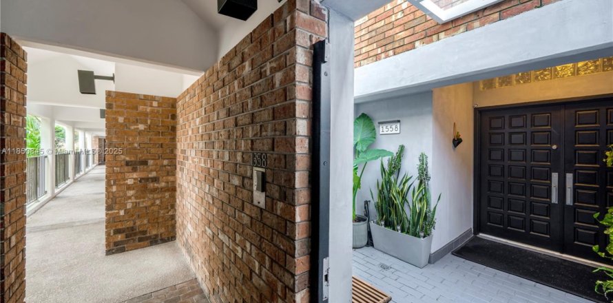 Townhouse in Miami, Florida 4 bedrooms, 340.86 sq.m. № 2022433