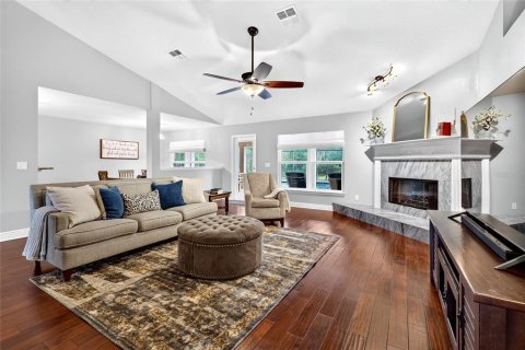 House in Sorrento, Florida 4 bedrooms, 264.21 sq.m. № 2423630 - photo 8