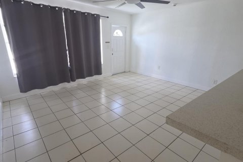 House in Pompano Beach, Florida 2 bedrooms, 103.77 sq.m. № 2269594 - photo 2