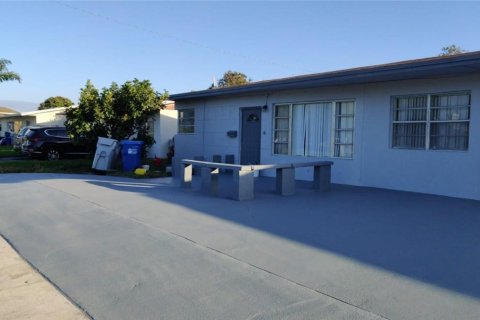 House in Pompano Beach, Florida 2 bedrooms, 103.77 sq.m. № 2269594