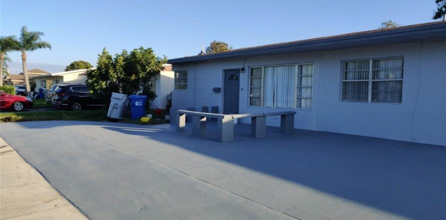 House in Pompano Beach, Florida 2 bedrooms, 103.77 sq.m. № 2269594