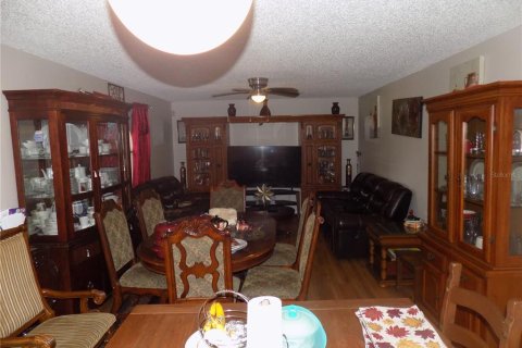 House in Apopka, Florida 5 bedrooms, 259.57 sq.m. № 1687635 - photo 18