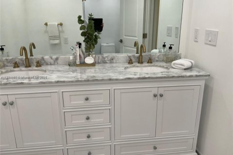 Condo in Bal Harbour, Florida, 3 bedrooms № 1957568 - photo 7