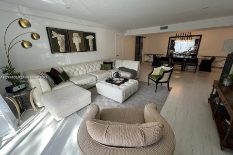 Condo in Bal Harbour, Florida, 3 bedrooms № 1957568 - photo 1